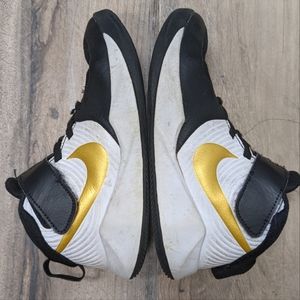 Nike Kids Unisex Team Hustle D9 basketball shoes high top sneakers